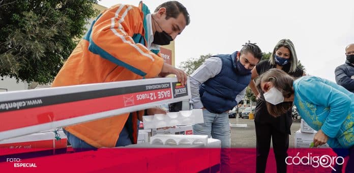 Corregidora calentadores solares El presidente municipal de Corregidora, Roberto Sosa Pichardo, encabezó la última fase de entrega de calentadores solares. Foto: Especial