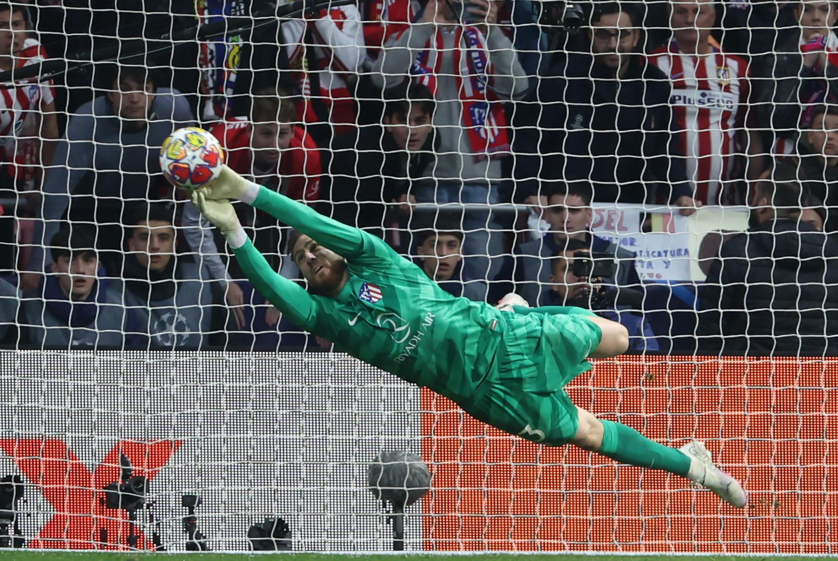 Jan Oblak se liberó de las críticas recientes y atajó dos penales