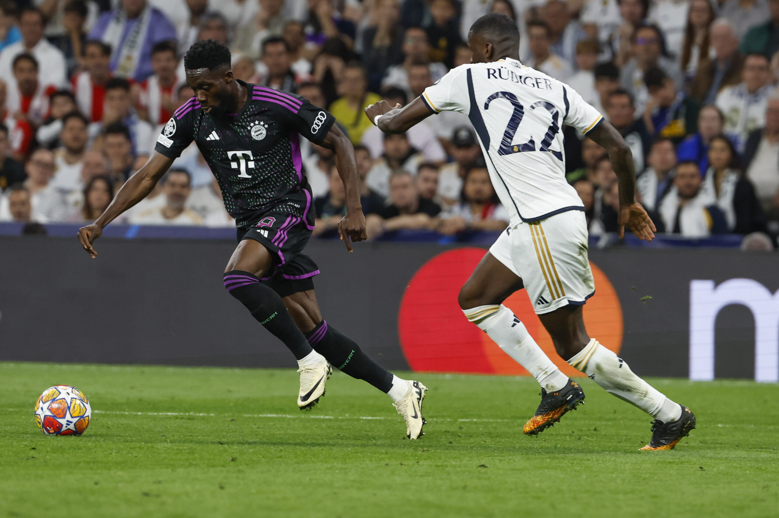 Alphonso Davies marcó contra el Real Madrid su primer gol en UEFA Champions League