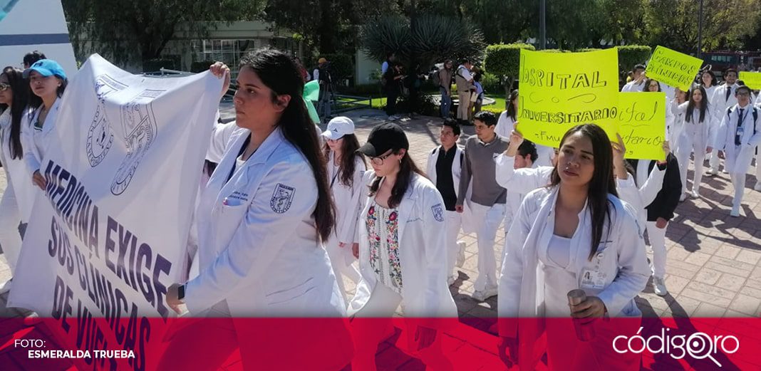 Se manifiestan estudiantes de la Facultad de Medicina de la UAQ