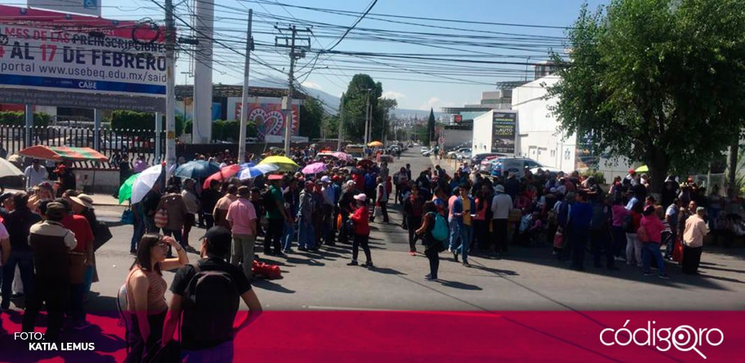 Usuarios del transporte público bloquean Avenida Constituyentes
