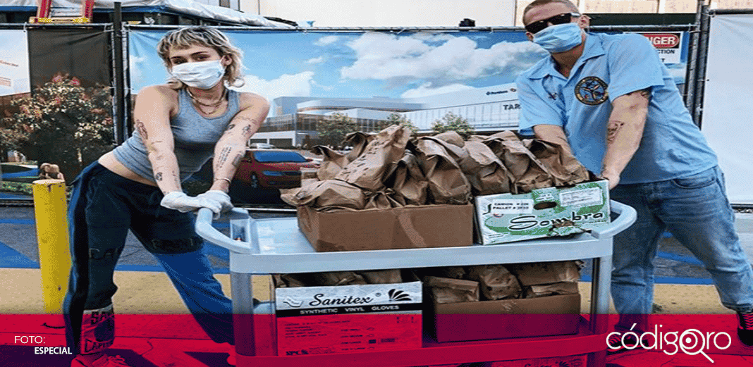 Miley Cyrus y su novio regalan tacos a quienes trabajan contra el COVID-19