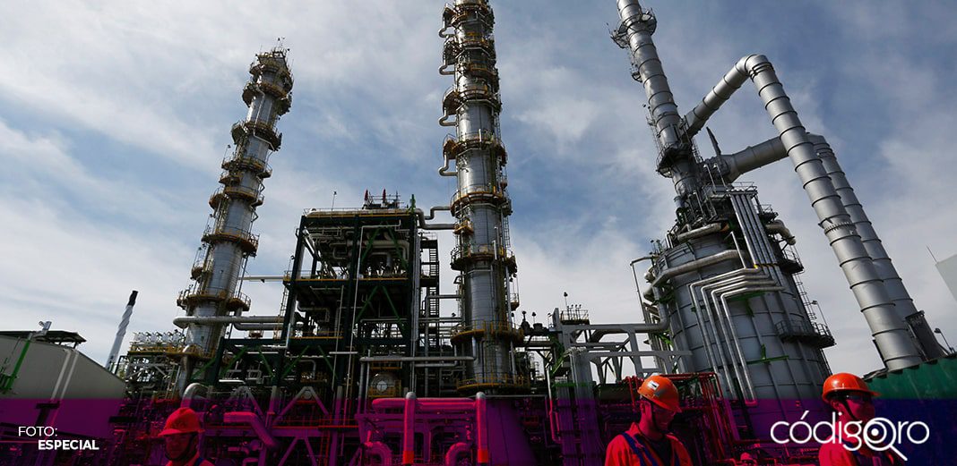 AMLO confirma acuerdo con OPEP, México reducirá su producción en 100 mil barriles