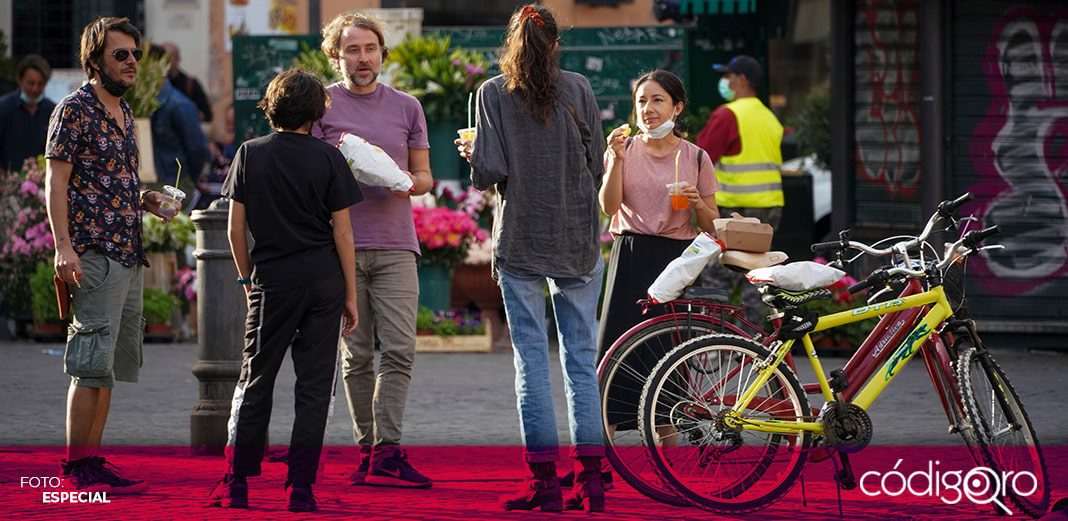 Roma multará hasta con 500 euros a quien tire cubrebocas en las calles