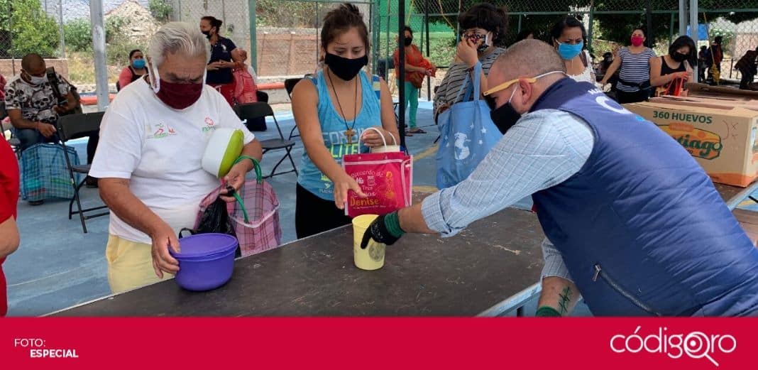Entregan alimentos en caliente casa por casa a grupos vulnerables