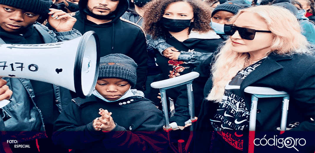 Madonna acude a manifestación del Black Lives Matter en muletas