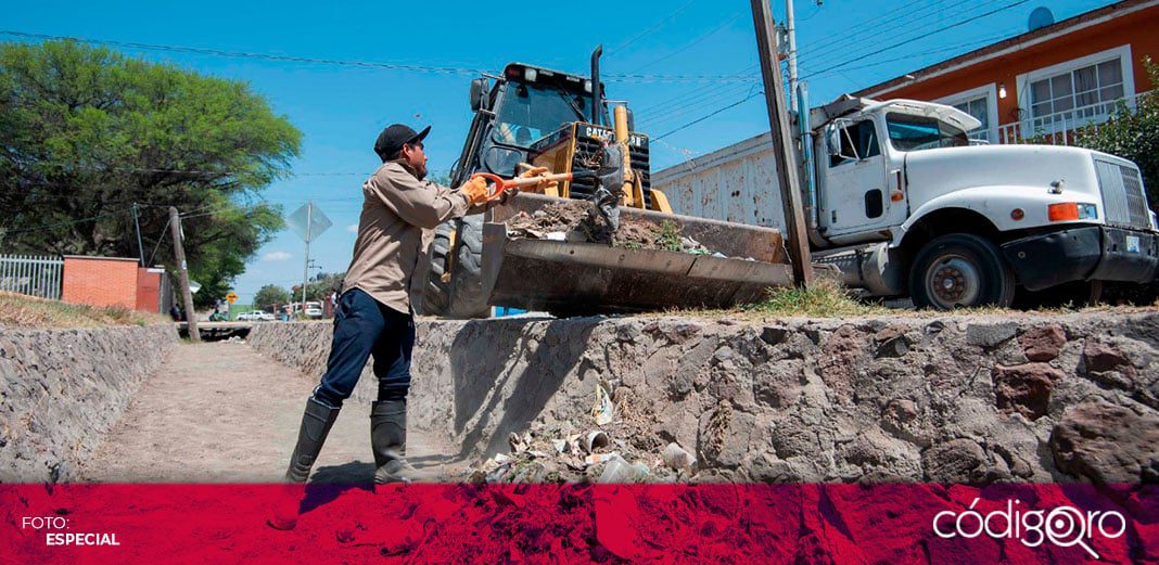 Realizan limpieza de drenes pluviales en El Marqués