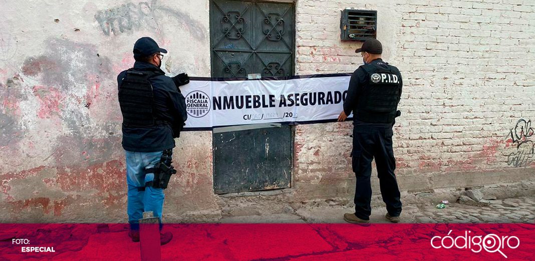 En cateos detienen a tres; aseguran droga, un arma y dinero en efectivo