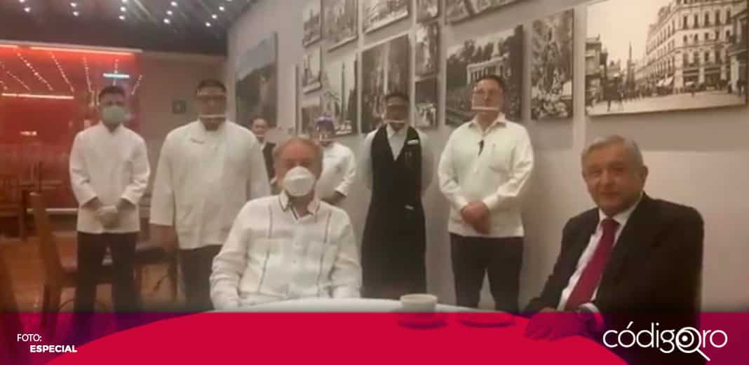 AMLO visita restaurante para invitar a reactivar la economía; se le ve sin cubrebocas