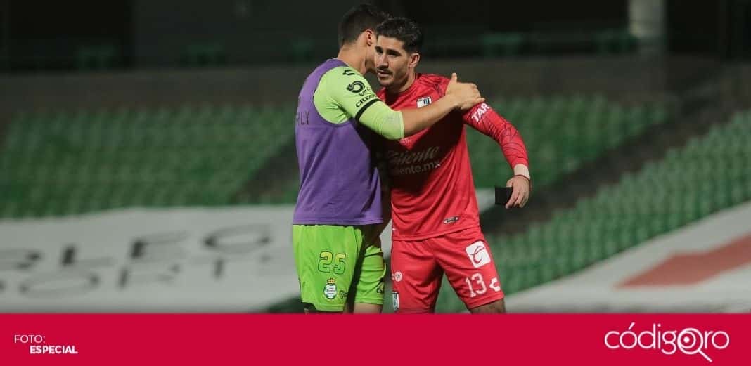 Errores de Gil Alcalá, claves en la derrota de Gallos Blancos frente a Santos