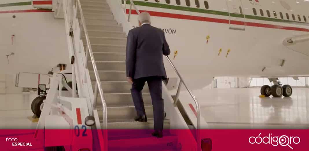 López Obrador sube al avión presidencial para promocionar compra de “cachitos”