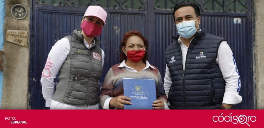 Luis Bernardo Nava entrega 31 escrituras en la colonia Miguel Hidalgo