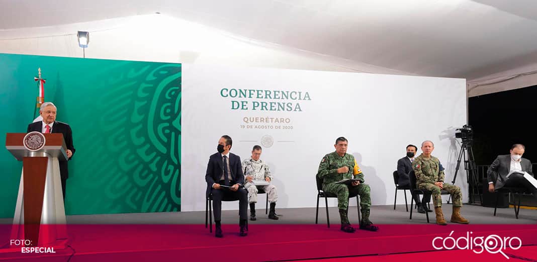Se manifiestan queretanos durante visita de AMLO
