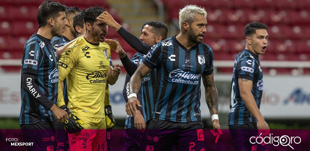 Gallos Blancos aprovecha los errores de las Chivas para rescatar el empate