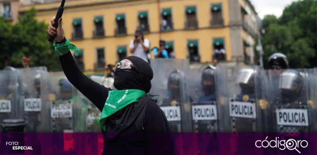 Marcha de mujeres feministas termina en enfrentamientos contra policías en CDMX