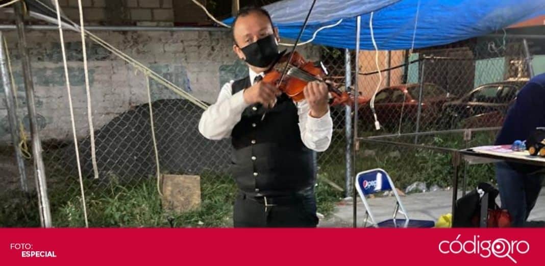 Mariachi toca en tianguis para salir adelante