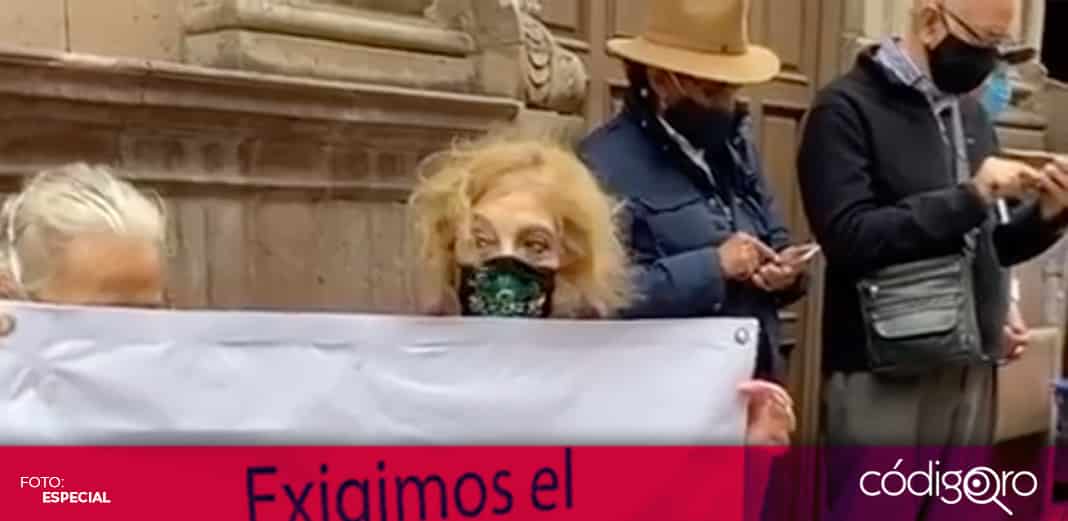 Se manifiestan jubilados de la UAQ