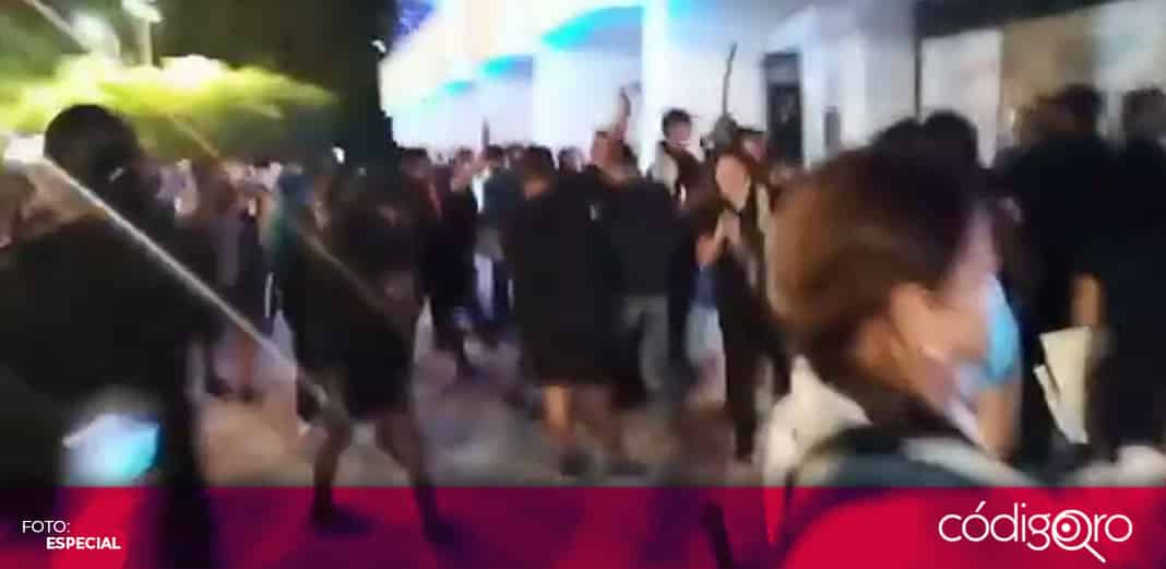 Policías disparan durante manifestación feminista en Cancún, Quintana Roo