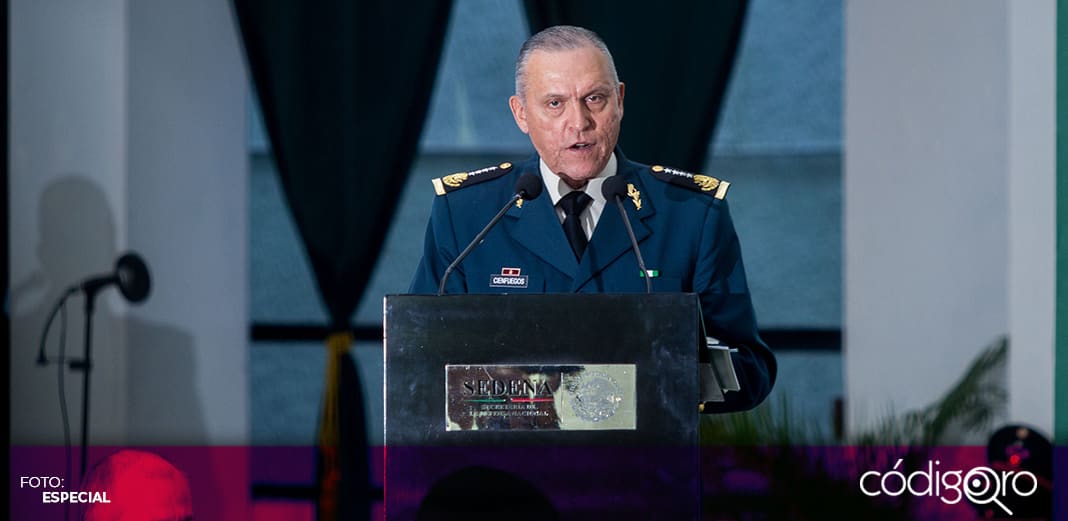 Salvador Cienfuegos llega a México; FGR le notifica investigación y queda libre