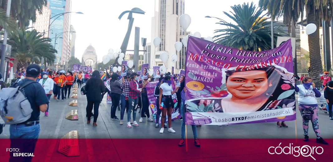 Mujeres marchan en la Ciudad de México contra la violencia de género