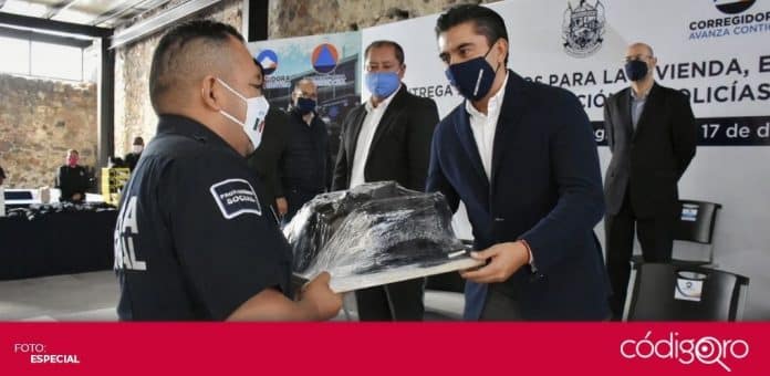 El presidente municipal de Corregidora, Roberto Sosa Pichardo, entregó apoyos de vivienda para policías y elementos de Protección Civil. Foto: Especial