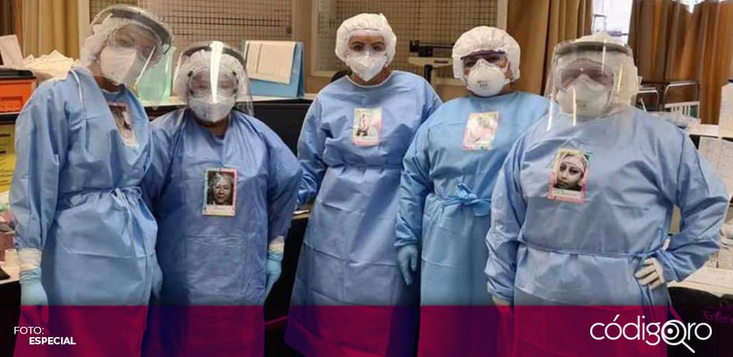 Médicos que atienden Covid portan su foto en el uniforme para que los pacientes puedan ver sus rostros