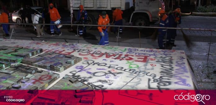 La Secretaría de Servicios Públicos Municipales de Querétaro comenzó las reparaciones de los daños causados durante la marcha del 8M. Foto: Códigoqro