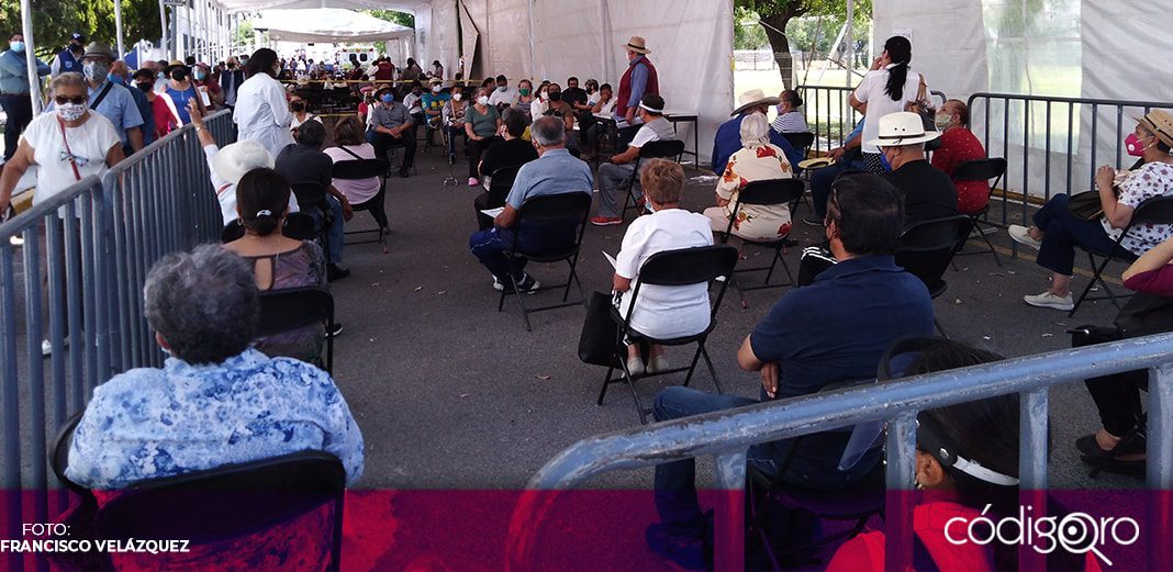 Tardada, vacunación en Corregidora; ciudadanos difieren sobre organización