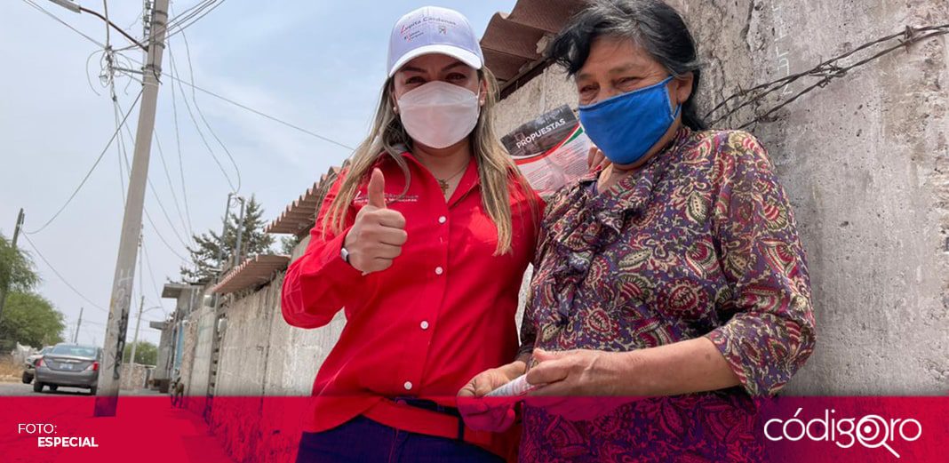 Guadalupe Cárdenas recorre la comunidad de Coyotillos