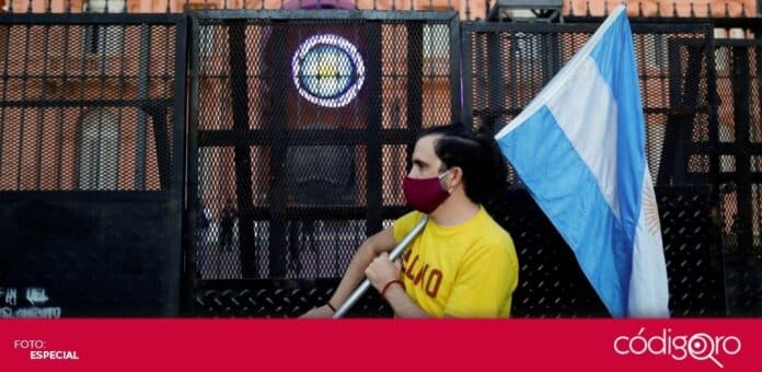 Argentina nuevo estricto confinamiento Argentina está sufriendo un severo repunte de COVID-19 con más de 30 mil casos nuevos diarios. Foto: Especial