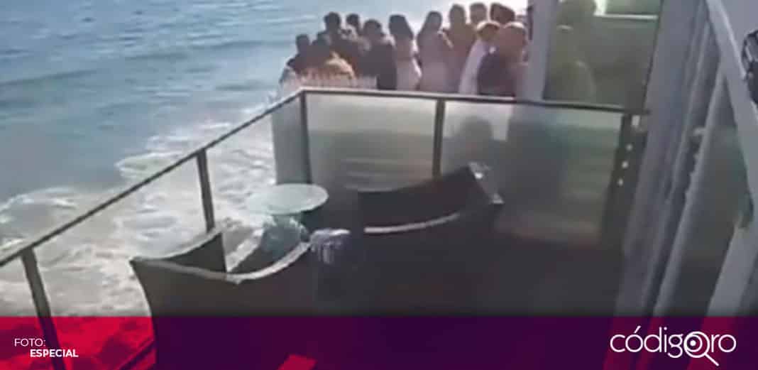 Se desploma un balcón con 15 personas en playa de California
