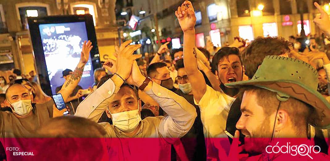 Españoles celebran final del toque de queda por pandemia