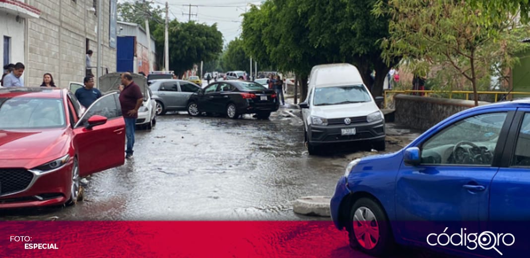 Lluvia arrastra varios vehículos en la colonia Peñuelas