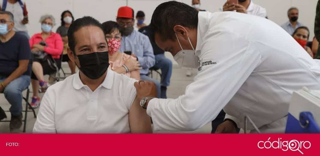 Vacunan al gobernador del estado de Querétaro contra COVID-19