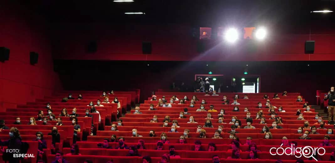 Cines de EU ya no exigirán cubrebocas a las personas vacunadas