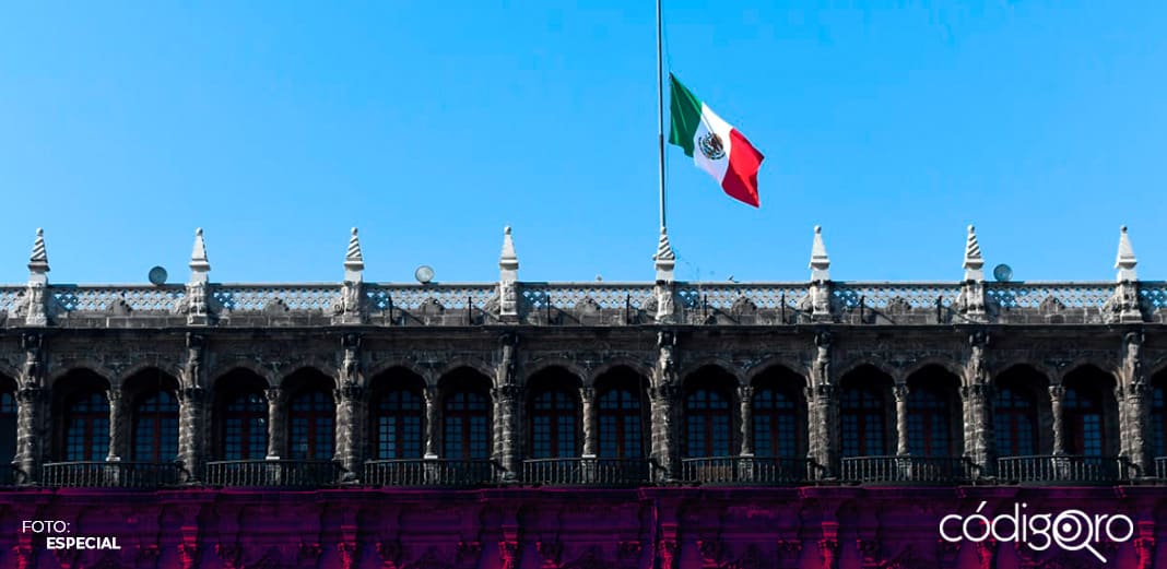 Izan bandera del zócalo a media asta en honor a víctimas de accidente en Línea 12 del Metro
