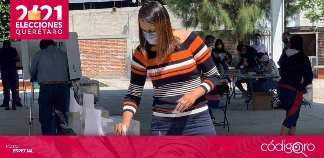 Beatriz León Sotelo asiste a emitir su voto