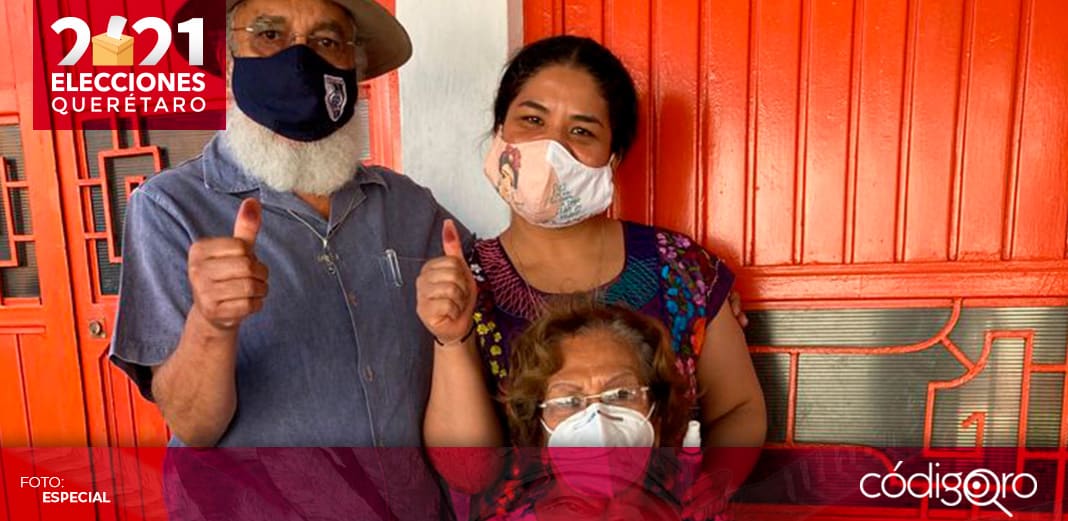Acuden a votar en familia