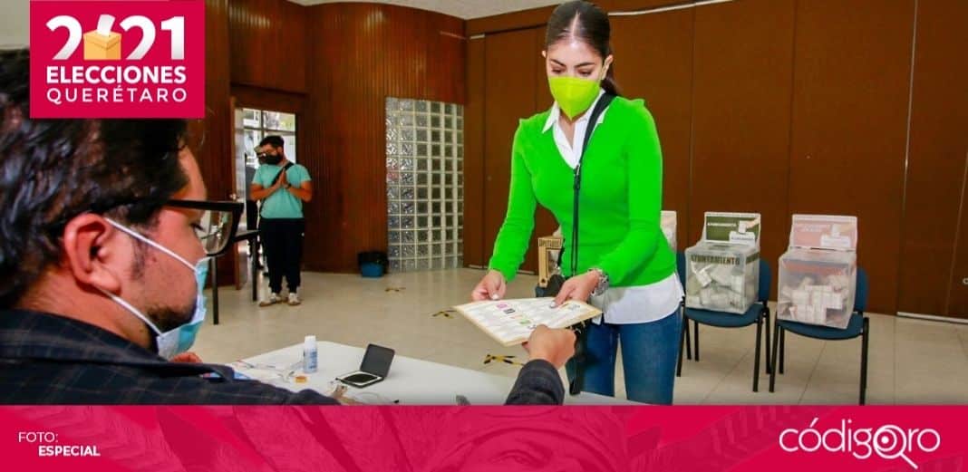 Katia Reséndiz acude a emitir su sufragio