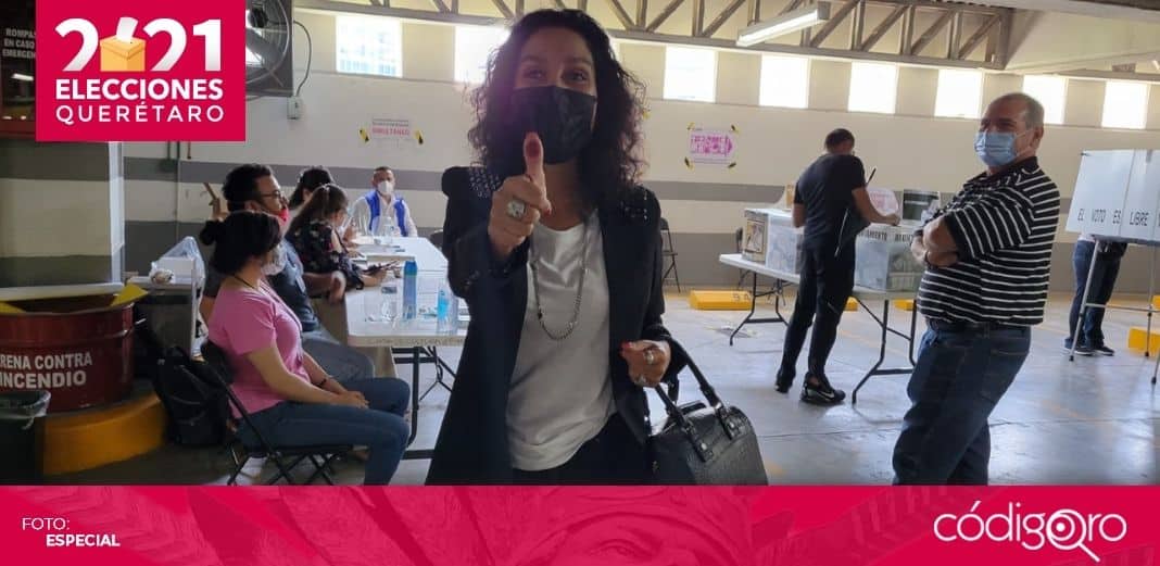Penélope Ramírez emite su voto en el Centro Cívico