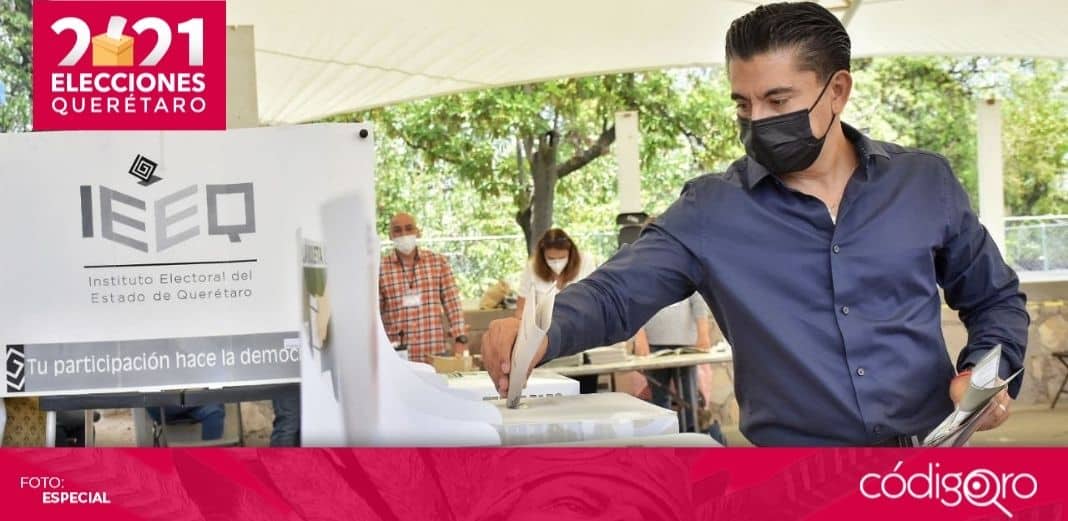 Roberto Sosa Pichardo emite su voto en El Pueblito