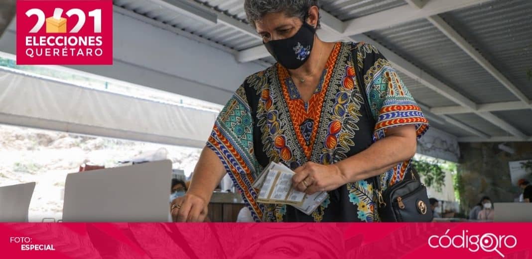 Rectora de la UAQ ejerce su derecho al voto