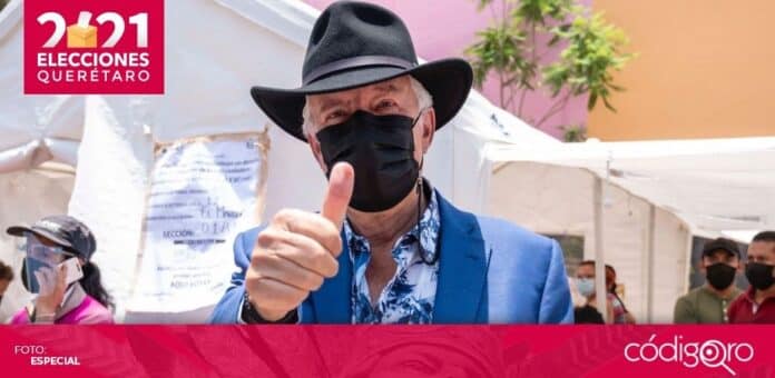 Vota Enrique Vega Carriles El candidato del PAN a la presidencia municipal de El Marqués, Enrique Vega Carriles, emitió su voto. Foto: Especial