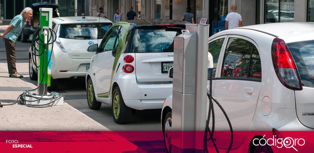Biden firma decreto para que el 50% de las ventas de autos en EU sean eléctricos para el 2030