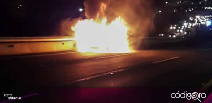 Incendio automovil Bernardo Quintana Un automóvil se incendio en el bulevar Bernardo Quintana, a la altura de la colonia Arquitos. Foto: Especial