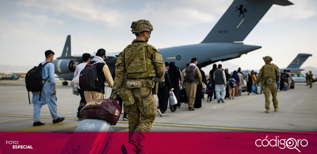 Reanudan vuelos de evacuación tras atentados en aeropuerto de Kabul