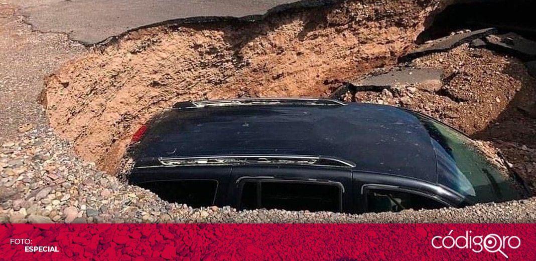 Socavón se "traga" una camioneta en Sonora