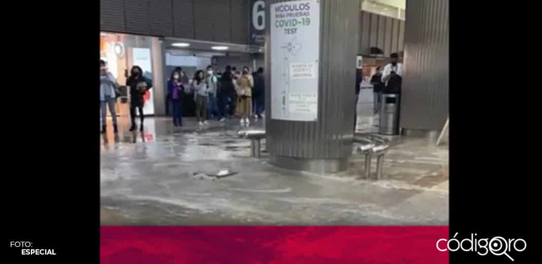 Reportan inundaciones al interior del AICM tras fuerte lluvia