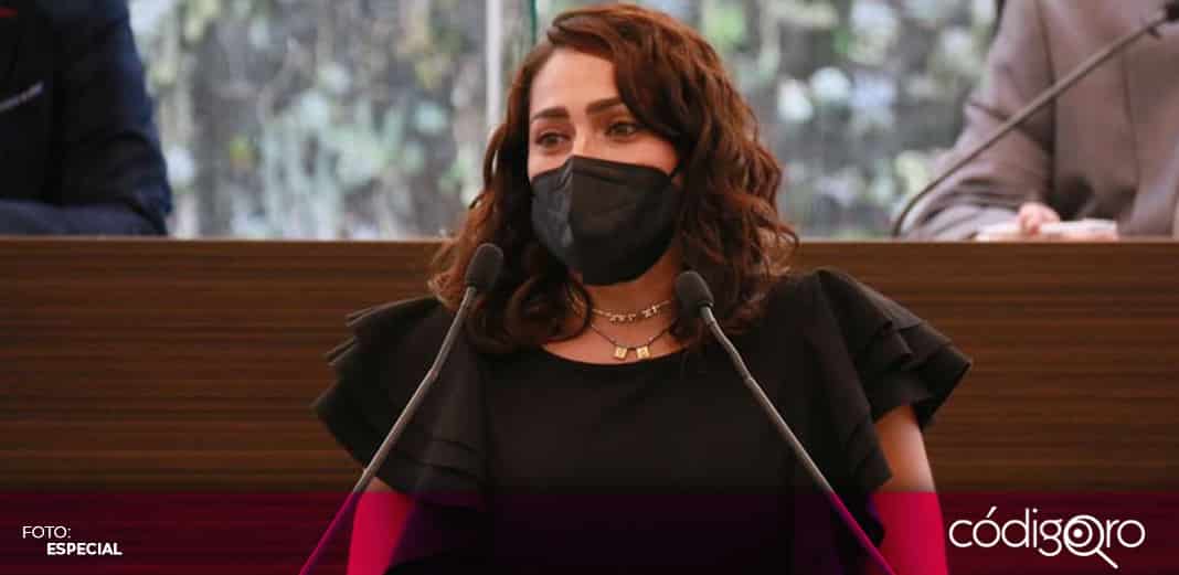 Abigail Arredondo levanta la mano para dirigir al PRI