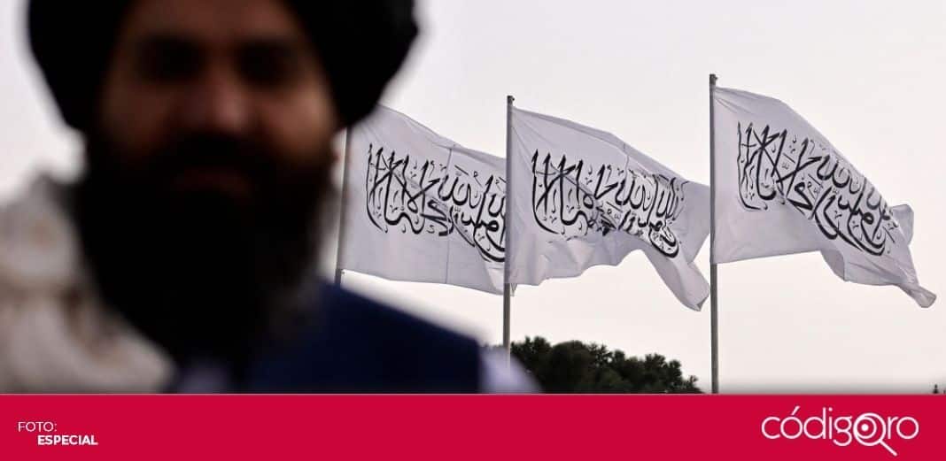 A 20 años del 11 de septiembre, Talibán iza su bandera blanca en Kabul